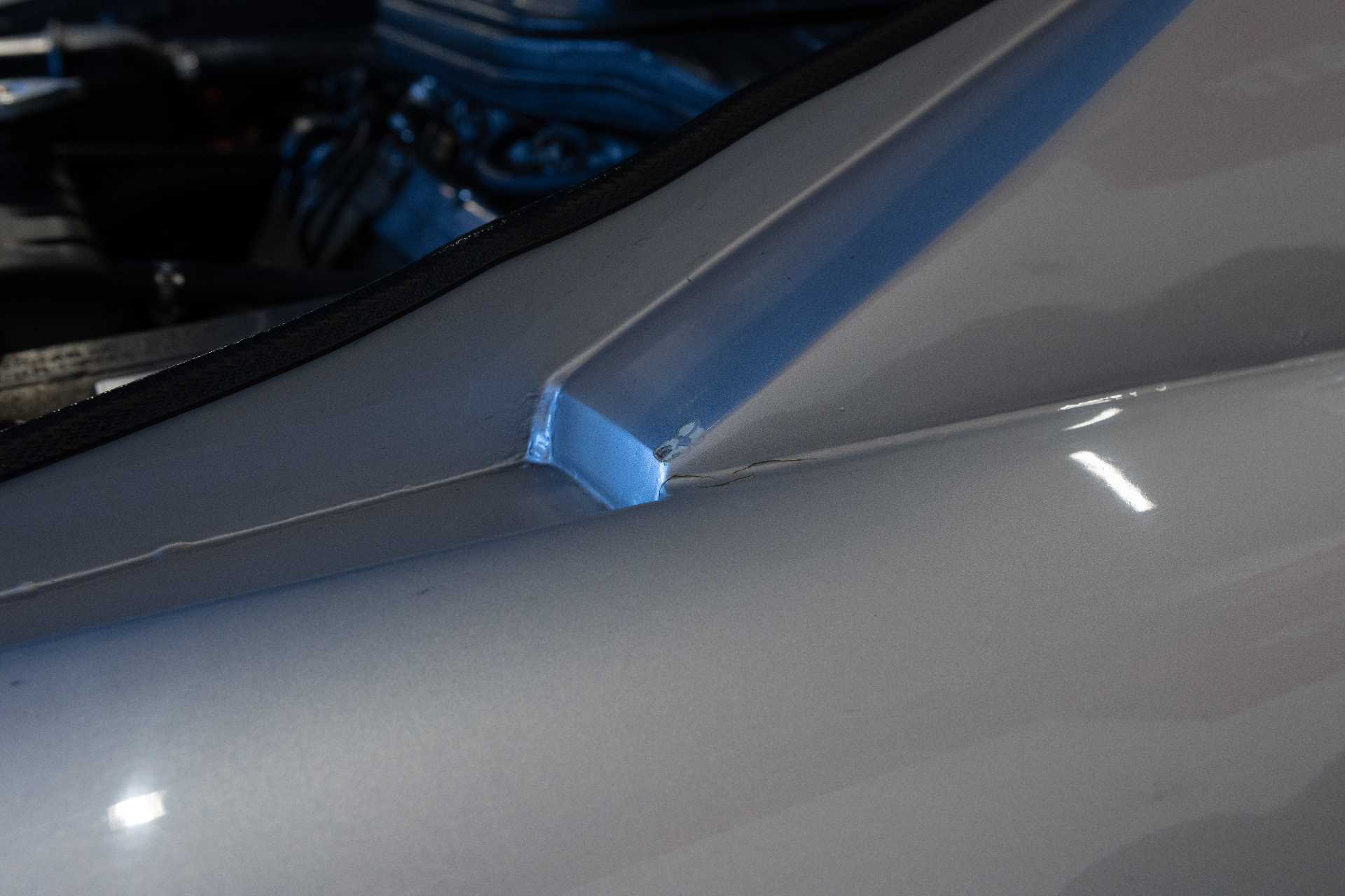 Paint defect at lower edge of windscreen