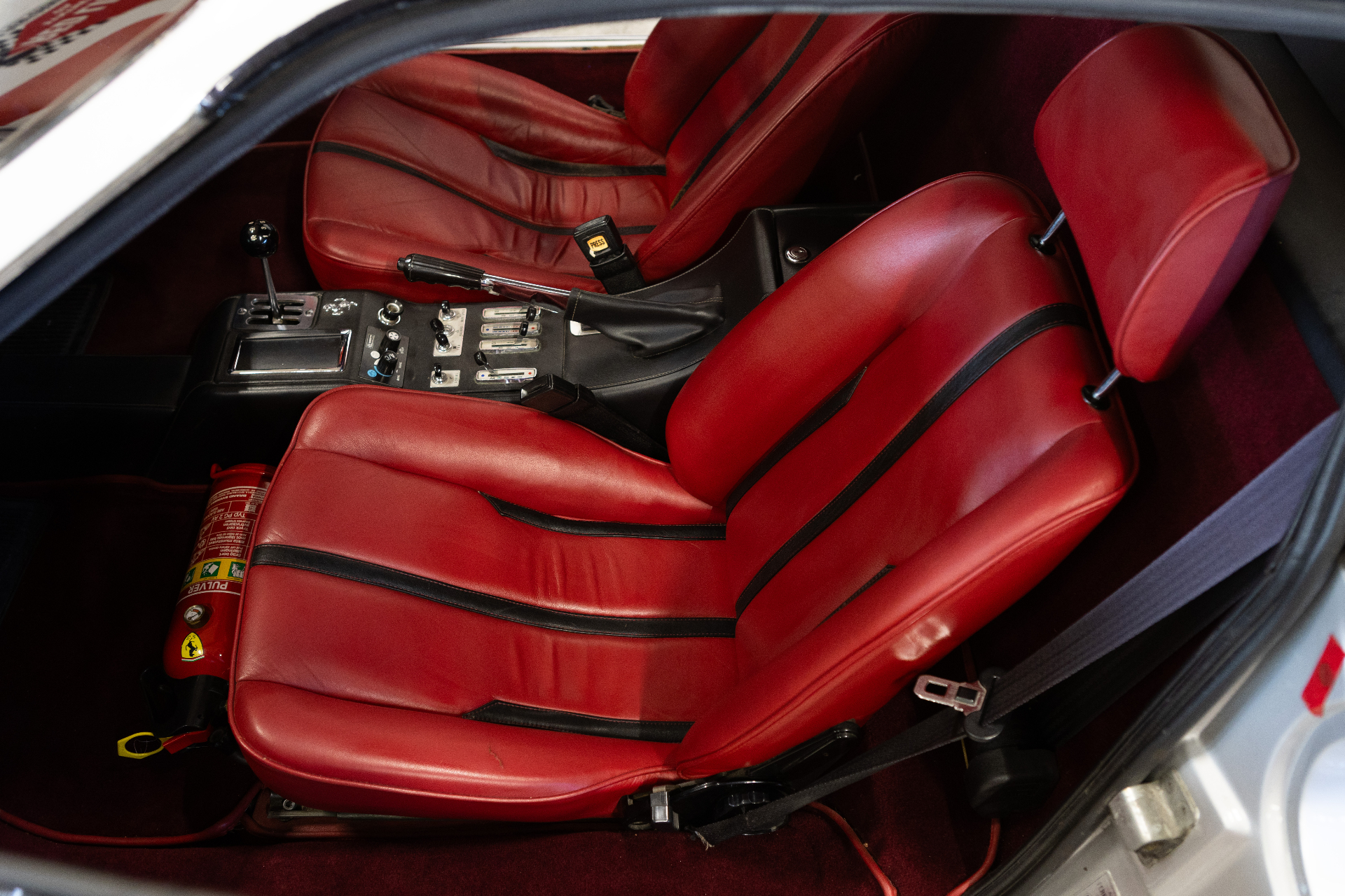 Both seats and centre console seen from the rear