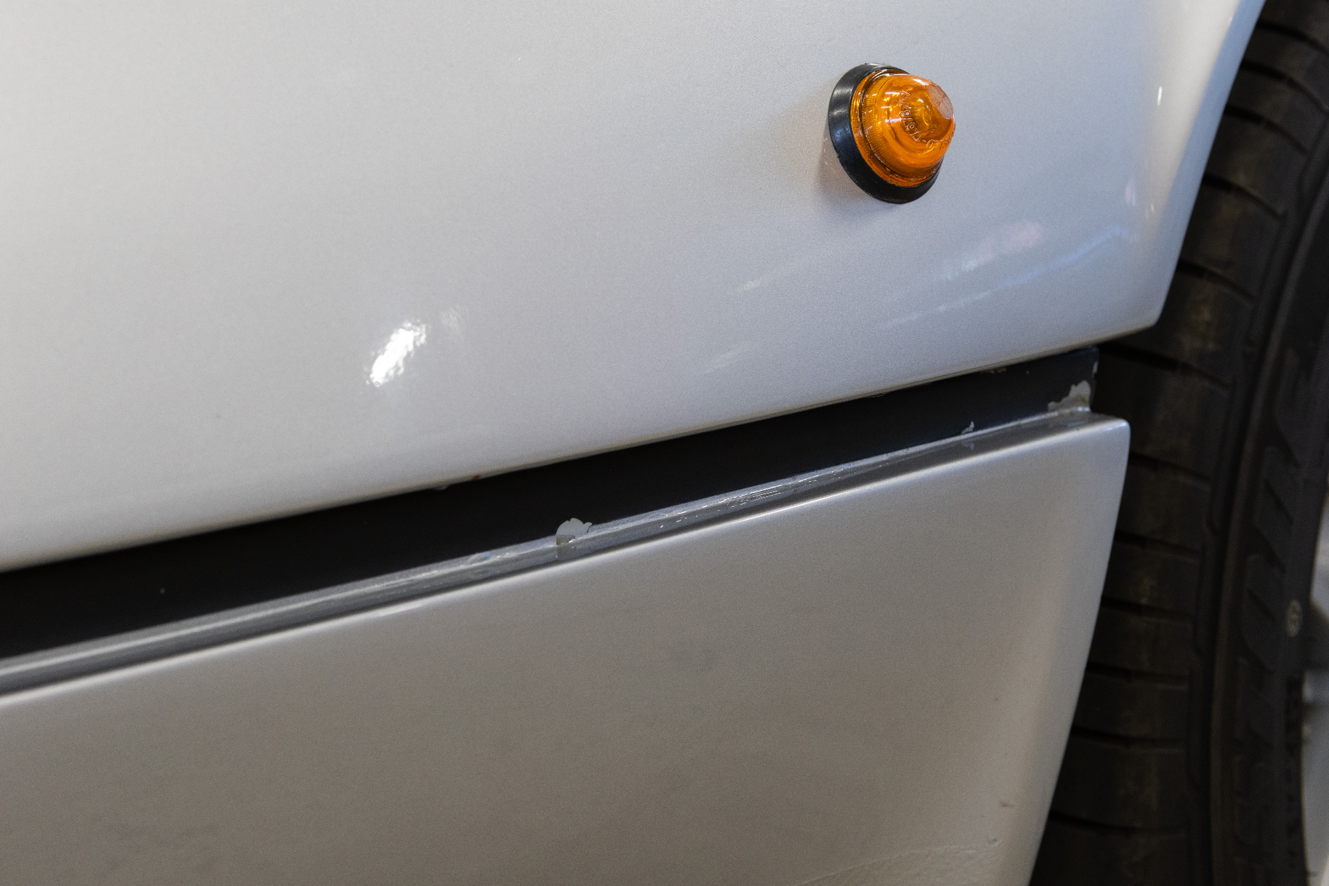 Side marker and rocker trim with paint wear