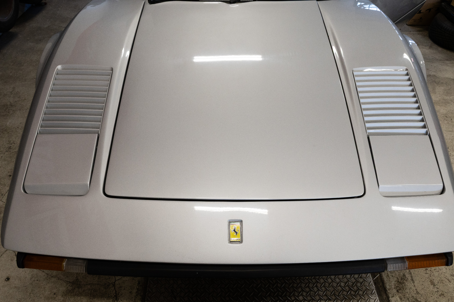 Bonnet from above with Scuderia shield