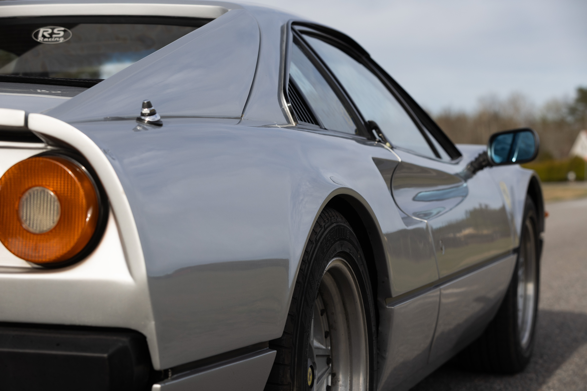 Rear buttress, fuel filler and wing mirror, close-up