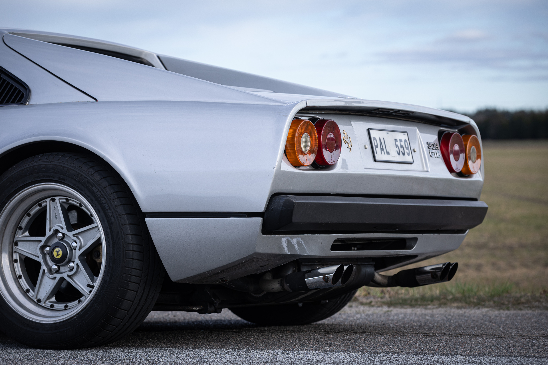 Rear end with twin exhaust tips