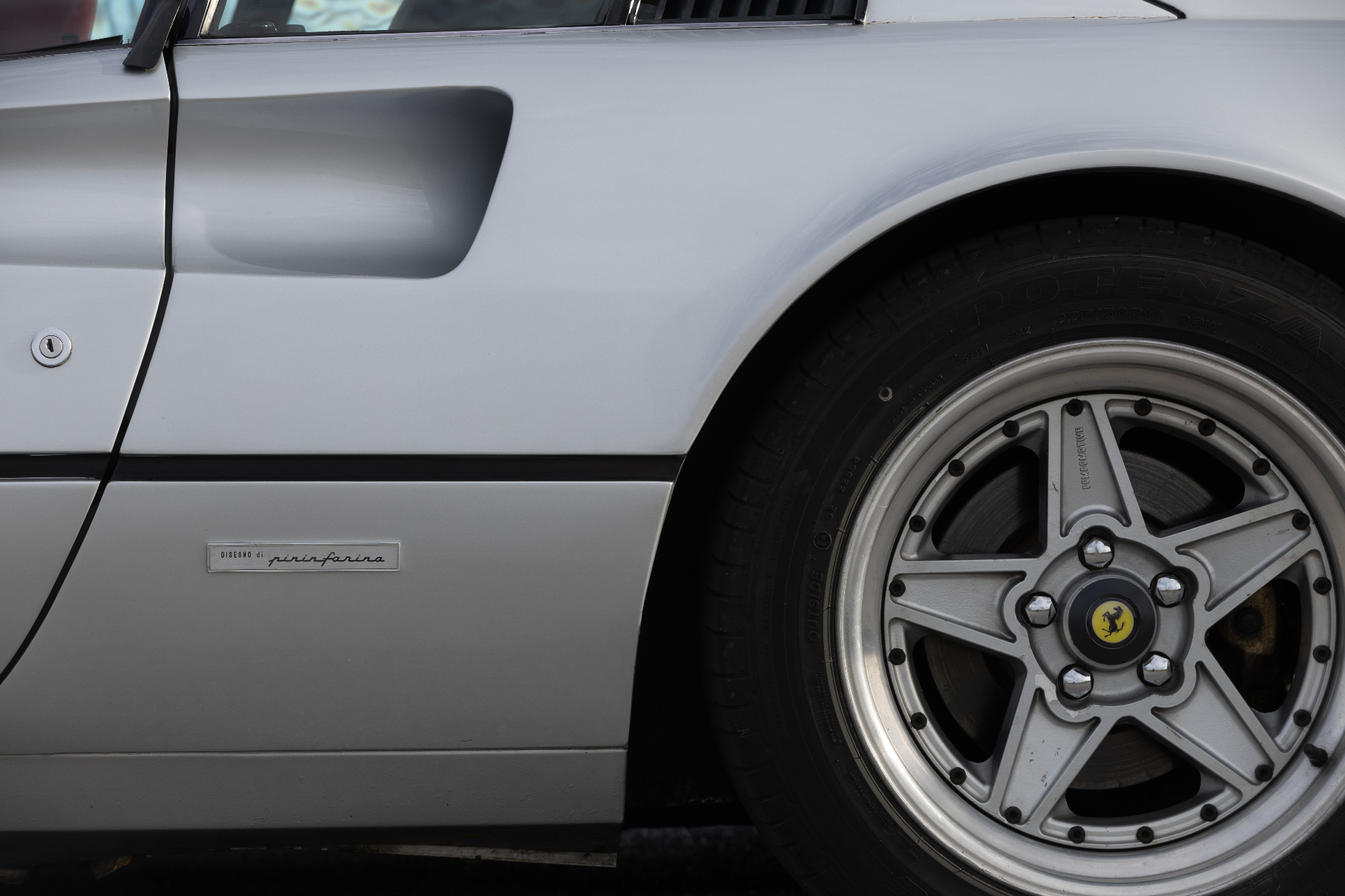 Side intake, Pininfarina plaque and Compomotive wheel, close-up
